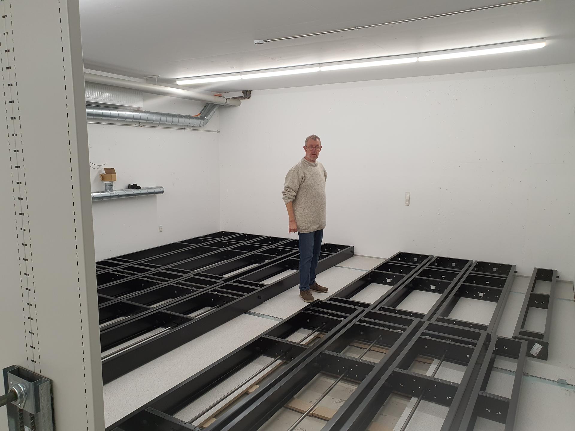 Bibliotekar Jesper Bendix med det nye anlæg til kompaktreoler